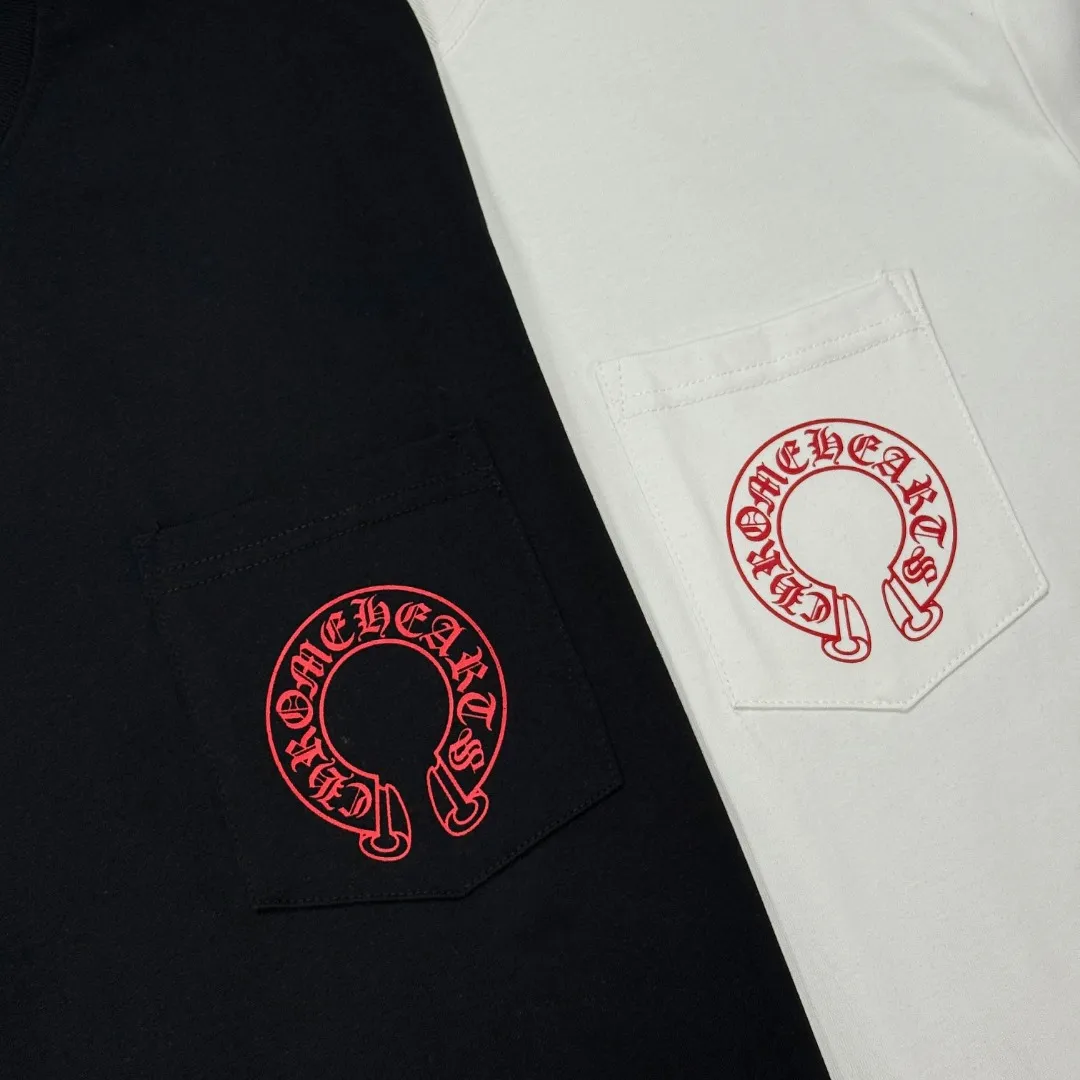 P170 Chrome Hearts 25 high-end versions. The fabric is made of 300 grams of high-density pure cotton. It does not deform or shrink. It has three labels. It is the same style for men and women. Technology: suede foaming + digital printing. Color: white, black. SIZE: S-XL.